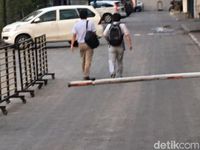 WN asing pergi meninggalkan Hotel Alexis saat tahu hotel ini tutup