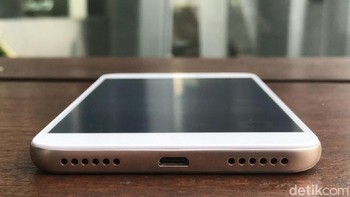 Bagian bawah, terdapat speaker dan port MicroUSB. Foto: detikINET/Adi Fida Rahman