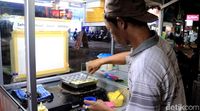 Nyam! Lembut Gurih Jajanan Kaki Lima Takoyaki dengan Saus Mayo dan Bubuk Nori