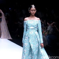 koleksi Barli Asmara yang menampilkan keindahan batik Jambi dengan mengusung tema Jambi Kain Negriku di Jakarta Fashion Week 2018, Senayan City, Jakarta. Senin (23/10/2017). foto: Mohammad Abduh/Wolipop