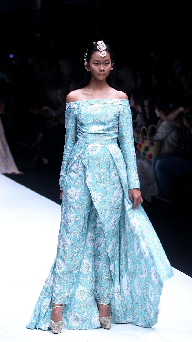 koleksi Barli Asmara yang menampilkan keindahan batik Jambi dengan mengusung tema Jambi Kain Negriku di Jakarta Fashion Week 2018, Senayan City, Jakarta. Senin (23/10/2017). foto: Mohammad Abduh/Wolipop