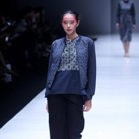 Koleksi busana POP.U by Populo batik mengangkat tema bertajuk Fashion Fusion di Jakarta Fashion Week 2018, Senayan City, Jakarta, Selasa (24/10/2017). Foto: Mohammad Abduh/Wolipop