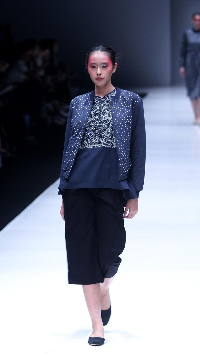 Koleksi busana POP.U by Populo batik mengangkat tema bertajuk Fashion Fusion di Jakarta Fashion Week 2018, Senayan City, Jakarta, Selasa (24/10/2017). Foto: Mohammad Abduh/Wolipop