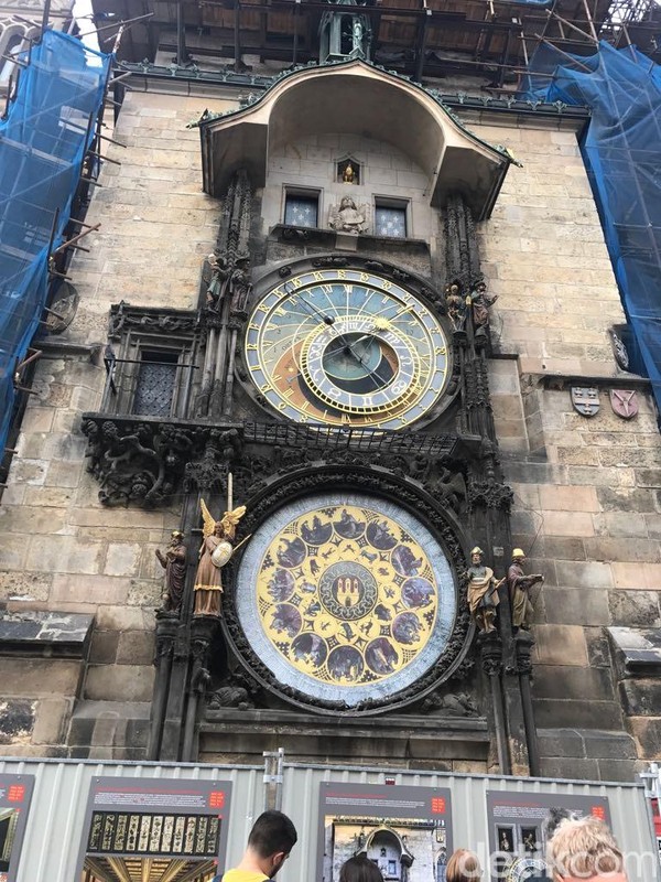 Salah satu bangunan bersejarah di sana adalah Astronomical Clock. Inilah jam raksasa yang sudah ada sejak tahun 1410! (Iin Yumiyanti/detikTravel) Salah satu bangunan bersejarah di sana adalah Astronomical Clock. Inilah jam raksasa yang sudah ada sejak tahun 1410! (Iin Yumiyanti/detikTravel)