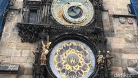 Salah satu bangunan bersejarah di sana adalah Astronomical Clock. Inilah jam raksasa yang sudah ada sejak tahun 1410! (Iin Yumiyanti/detikTravel)