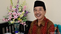 Zainal tersenyum semringah. Kini pria yang berprofesi sebagai tukang urut itu menempati rumahnya yang layak huni.