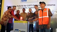 (Kiri-kanan) Direktur H&R, Syam Budiman, CEO Construction Product South East Asian Saint Gobain, Nicolas Godet, Staff Khusus Menteri Perindustrian Republik Indonesia, Dr. Happy Bone Zulkarnain, MS, Gubernur Sumatera Utara, Dr. Ir. H. Tengku Erry Nuradi, CEO Construction Product APAC, Javier Gimeno, Presiden Direktur PT Cipta Mortar Utama, Jose Martos, Staff Ahli Menteri Pekerjaan Umum dan Perumahan Rakyat (PUPR) Mochammad Natsir dan Direktur Operasi Joungjae RHO bersama-sama menekan tombol peresmian pabrik ke-3 PT Cipta Mortar Utama. Pool/MU.