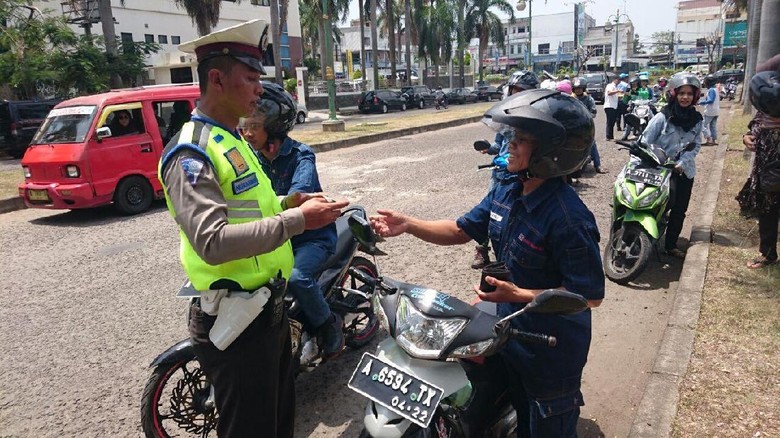 Operasi Zebra, Samsat Cilegon Kumpulkan Rp 12 Juta dari Pajak Mati Operasi Zebra, Samsat Cilegon Kumpulkan Rp 12 Juta dari Pajak Mati