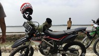 Jokowi menarik gas dan meluncur ke lokasi tambak yang berjarak sekitar 3 kilometer (Foto: Ray Jordan/detikcom)