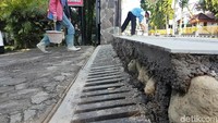 Hal itu juga dialami oleh Leo, Pemilik Toko Leo Variasi. Ia mengaku mengalami kejadian kurang menyenangkan saat akan masuk ke dalam tokonya sendiri sangat susah karena beda tinggi. Foto: Syahdan Alamsyah