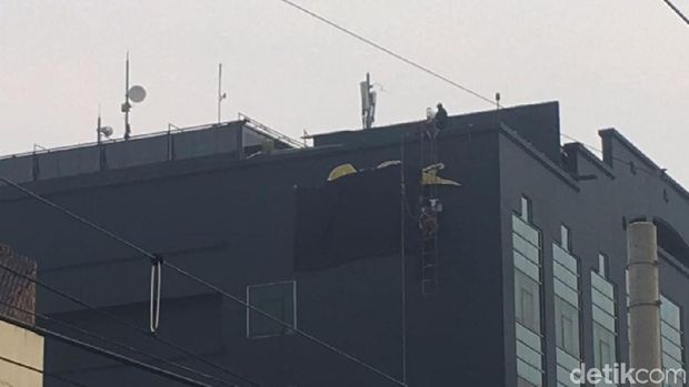 Plang di bagian atas gedung juga ikut dibongkar.