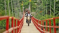 Presiden Jokowi mengendarai motor trail melewai jembatan berwarna merah (Foto: Biro Pers Setpres/Agus Suparto)