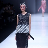 Koleksi busana POP.U by Populo batik mengangkat tema bertajuk Fashion Fusion di Jakarta Fashion Week 2018, Senayan City, Jakarta, Selasa (24/10/2017). Foto: Mohammad Abduh/Wolipop