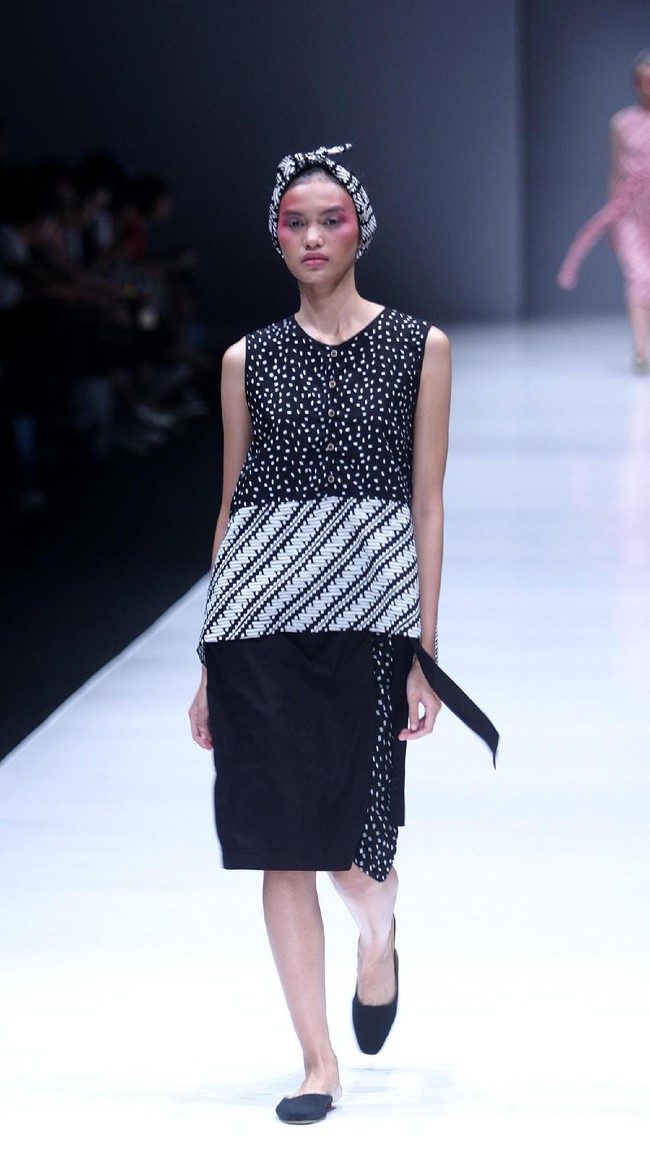 Koleksi busana POP.U by Populo batik mengangkat tema bertajuk Fashion Fusion di Jakarta Fashion Week 2018, Senayan City, Jakarta, Selasa (24/10/2017). Foto: Mohammad Abduh/Wolipop