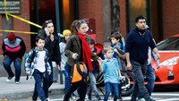 Para orang tua menjemput anak mereka di sekolah yang tidak jauh dari lokasi serangan. Shannon Stapleton/Reuters.