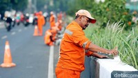 Pengecatan trotoar itu tidak sampai menyebabkan kemacetan.