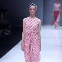 Koleksi busana POP.U by Populo batik mengangkat tema bertajuk Fashion Fusion di Jakarta Fashion Week 2018, Senayan City, Jakarta, Selasa (24/10/2017). Foto: Mohammad Abduh/Wolipop