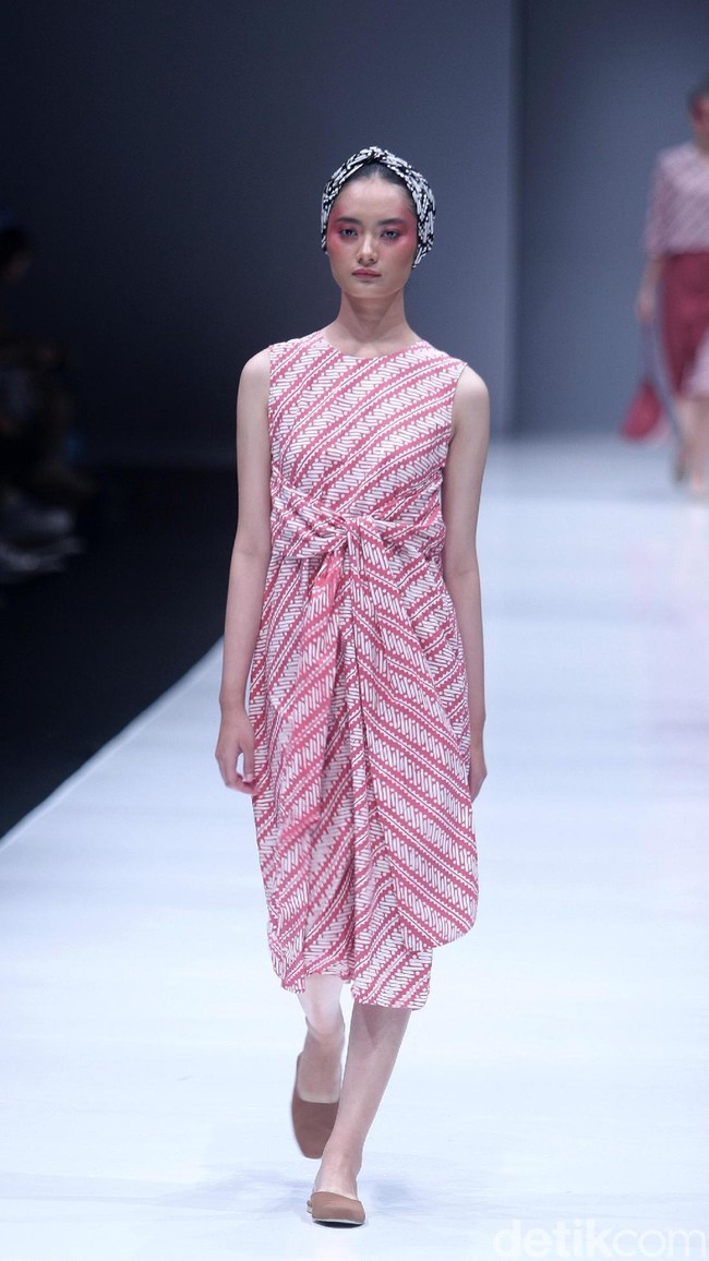 Koleksi busana POP.U by Populo batik mengangkat tema bertajuk Fashion Fusion di Jakarta Fashion Week 2018, Senayan City, Jakarta, Selasa (24/10/2017). Foto: Mohammad Abduh/Wolipop