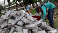 Sejumlah pekerja menyiapkan material untuk revitalisasi Lapangan Banteng.