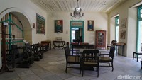 Bangunan berasistektur Belanda ini merupakan milik keluarga Des Alwi, sejarawan yang berpengaruh untuk Banda Neira, serta Indonesia. Beliau merupakan anak angkat dari Bung Hatta (Syanti/detikTravel)