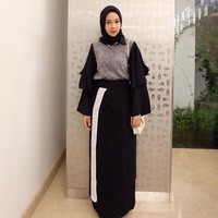 Poppy Bunga tampil cantik mengenakan high-waisted skirt berpotongan draperi dan blouse modifikasi. Sajian warna monokrom didominasi hitam tampak berani saat dikenakan ke acara formal. Poppy diketahui memakai busana rancangan Zaskia Sungkar. Foto: Dok. Instagram