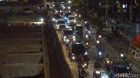 Penyempitan jalan terjadi karena adanya proyek pembangunan underpass matraman. Bus TransJakarta pun tak lagi memiliki jalur khusus.
