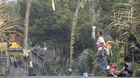Penjor dipasang oleh umat Hindu di Bali menjelang Hari Raya Galungan (ANTARA FOTO/Fikri Yusuf)