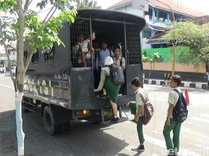 Angkutan Umum Mogok, Warga Purworejo Diangkut Truk Polisi