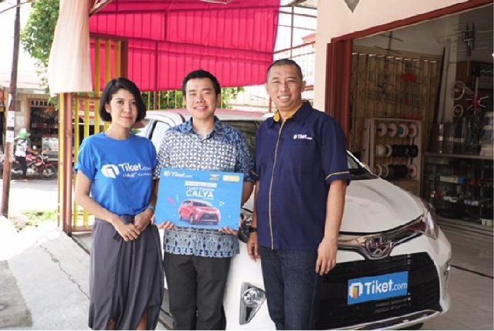Tiket.com Serahkan Hadiah FantasTix Point dan Fasilitas Lab Komputer