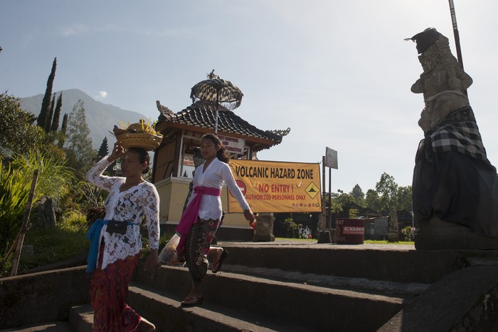 Umat Hindu membawa sesajen saat persembahyangan Hari Raya Galungan di tengah situasi aktifitas Gunung Agung pada level siaga di Pura Besakih, Karangasem, Bali, Rabu (1/11). Sebagian warga Besakih masih berada di pengungsian bersama warga dari lima desa lainnya karena masuk kawasan rawan bencana di radius 7,5km namun kawasan Pura Besakih telah dinyatakan aman setelah status gunung tersebut diturunkan dari awas ke siaga. ANTARA FOTO/Nyoman Budhiana/pras/17.