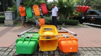 Petugas menambah titik tong sampah di kawasan Bundaran HI, Jakarta, Rabu (1/11/2017).