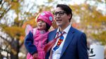 Gaya PM Kanada Trudeau Berkostum Clark Kent Saat Halloween