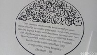 Melihat lebih dekat surat Ar-Rum yang tertulis di undangan Kahiyang-Bobby (Foto: Bayu Ardi Isnanto)