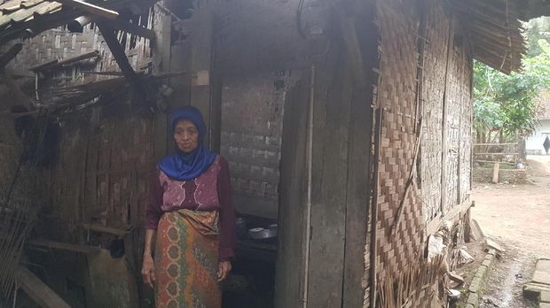 Nenek Sodah Hidup Sebatang Kara di Gubuk Reyot di Banten