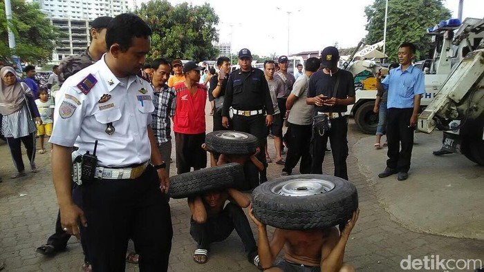 Maling Ban Mobil Dihukum Jalan Jongkok Sambil Angkat Ban
