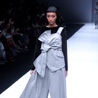 Koleksi terbaru dari Hunting Fields dengan sentuhan alam dan di hadirkan kedalam sentuhan pleats dan cutting di Jakarta Fashion Week 2018, Senayan City, Jakarta, Selasa (24/10/2017). Foto: Mohammad Abduh/Wolipop