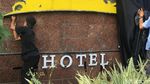 Foto:  Melihat Lebih Dekat Plang Hotel Alexis Dipreteli Petugas