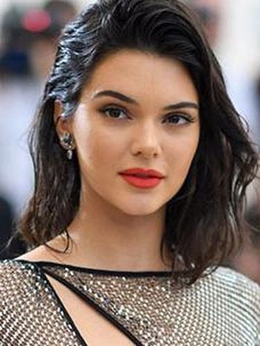 Rayakan Ultah ke-22, Kendall Jenner Pakai Boots Rp 134 Juta