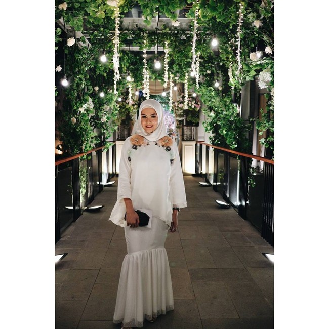 Tampil anggun seperti penampilan Revalina S Temat untuk pergi kondangan. Ia memakai rok panjang berpotongan mermaid dan blouse penuh detail di bagian atas. Foto: Dok. Instagram