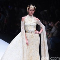 koleksi Barli Asmara yang menampilkan keindahan batik Jambi dengan mengusung tema Jambi Kain Negriku di Jakarta Fashion Week 2018, Senayan City, Jakarta. Senin (23/10/2017). foto: Mohammad Abduh/Wolipop