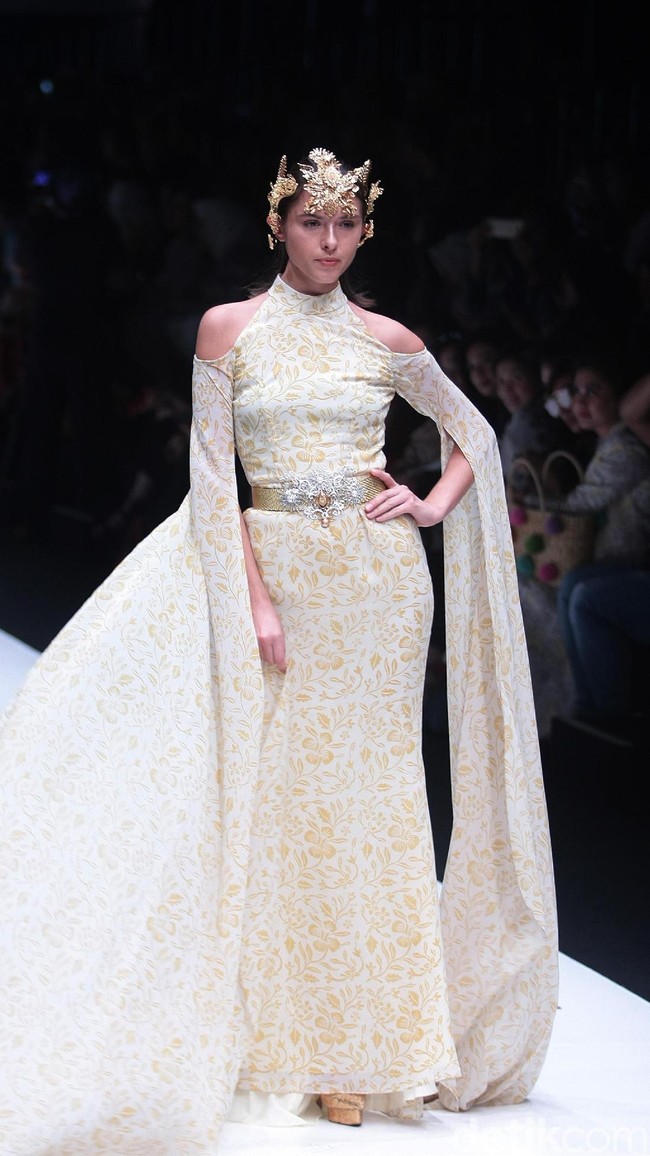 koleksi Barli Asmara yang menampilkan keindahan batik Jambi dengan mengusung tema Jambi Kain Negriku di Jakarta Fashion Week 2018, Senayan City, Jakarta. Senin (23/10/2017). foto: Mohammad Abduh/Wolipop