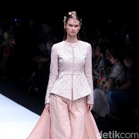 koleksi Barli Asmara yang menampilkan keindahan batik Jambi dengan mengusung tema Jambi Kain Negriku di Jakarta Fashion Week 2018, Senayan City, Jakarta. Senin (23/10/2017). foto: Mohammad Abduh/Wolipop