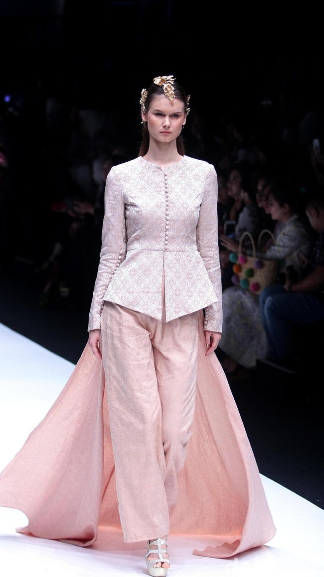 koleksi Barli Asmara yang menampilkan keindahan batik Jambi dengan mengusung tema Jambi Kain Negriku di Jakarta Fashion Week 2018, Senayan City, Jakarta. Senin (23/10/2017). foto: Mohammad Abduh/Wolipop