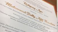 Nama lengkap Kahiyang dan Bobby ditulis dengan warna emas, tanpa embel-embel gelar. Begitu juga dengan nama kedua orangtua. Keterangan waktu dan lokasi juga ditulis dengan warna emas (Foto: Ray Jordan/detikcom)