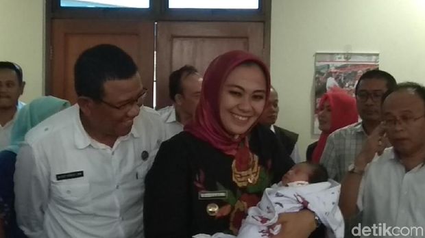 Bupati Cellica Adopsi Bayi yang Ditemukan di Kolong Jembatan