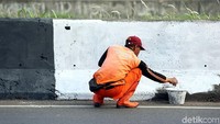 Pengecatan dilakukan karena warna trotoar itu telah kusam dan kotor.