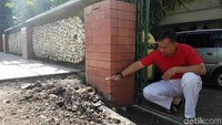 Sofyan (44) kesal bukan kepalang, pemilik rumah di RT 6 RW 7, Kelurahan Gunung Parang, Kecamatan Cikole, Kota Sukabumi, Jawa Barat ini mengeluh karena pembangunan trotoar di Jalan RE Martadinata (Renata) dibuat lebih tinggi dari halaman masuk menuju rumahnya. Foto: Syahdan Alamsyah
