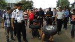 Foto: Tepergok Mencuri, 3 Pria Dihukum Jalan Jongkok dan Angkat Ban
