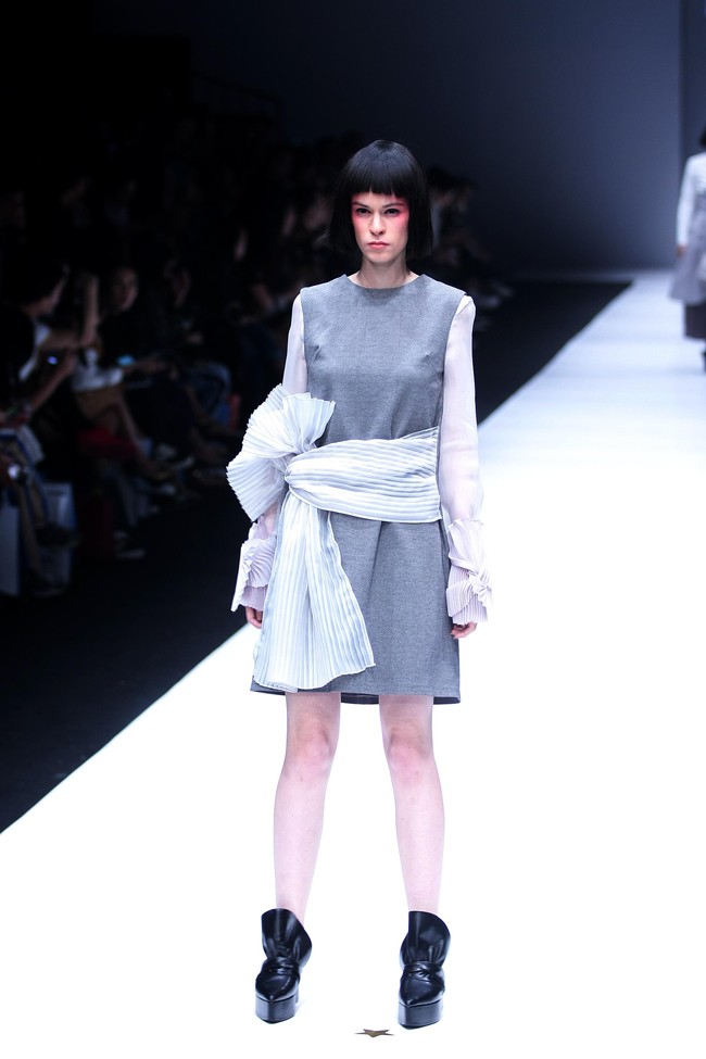 Koleksi terbaru dari Hunting Fields dengan sentuhan alam dan di hadirkan kedalam sentuhan pleats dan cutting di Jakarta Fashion Week 2018, Senayan City, Jakarta, Selasa (24/10/2017). Foto: Mohammad Abduh/Wolipop
