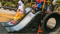 Anak-anak asyik bermain.